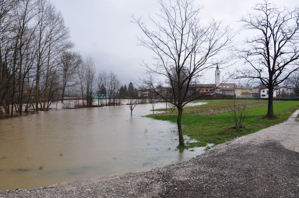 FOTO in VIDEO: Reke po Sloveniji poplavljajo 